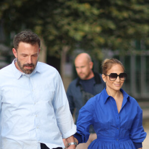 Semi-Exclusif - Ben Affleck et sa femme Jennifer Lopez, accompagnés de Violet Affleck, 16 ans, se promènent dans le jardin des Tuileries en quittant le musée de l'Orangerie à Paris, le 25 juillet 2022.