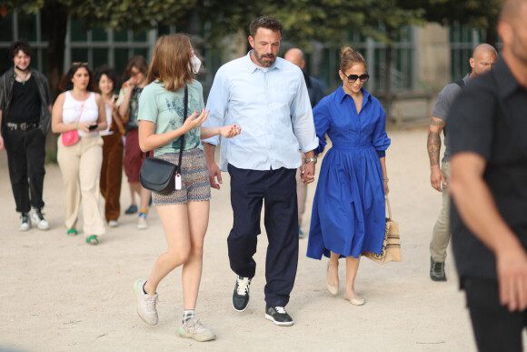 Semi-Exclusif - Ben Affleck et sa femme Jennifer Lopez, accompagnés de Violet Affleck, 16 ans, se promènent dans le jardin des Tuileries en quittant le musée de l'Orangerie à Paris, le 25 juillet 2022.