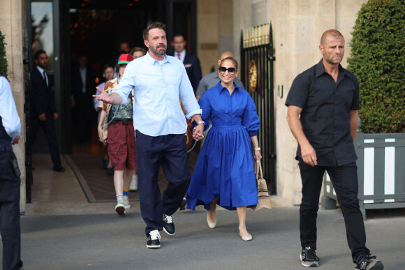 Ben Affleck et sa femme Jennifer Lopez, main dans la main, quittent l'hôtel de Crillon pendant leur lune de miel à Paris, le 25 juillet 2022. Ben Affleck et sa femme Jennifer Lopez passent actuellement leur voyage de noces à Paris, avec leurs enfants respectifs Seraphina, Violet, Maximilian et Emme.