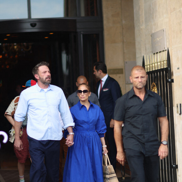 Ben Affleck et sa femme Jennifer Lopez, main dans la main, quittent l'hôtel de Crillon pendant leur lune de miel à Paris, le 25 juillet 2022. Ben Affleck et sa femme Jennifer Lopez passent actuellement leur voyage de noces à Paris, avec leurs enfants respectifs Seraphina, Violet, Maximilian et Emme.