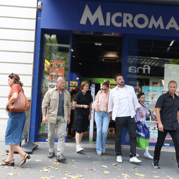 Ben Affleck et sa femme Jennifer Lopez, accompagnée de ses enfants Maximilian et Emme, sortent de la boutique "Micromania" à Paris, le 25 juillet 2022. Ben Affleck et sa femme Jennifer Lopez sont actuellement en lune de miel à Paris.