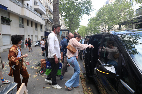 Ben Affleck et sa femme Jennifer Lopez, accompagnée de ses enfants Maximilian et Emme, sortent de la boutique "Micromania" à Paris, le 25 juillet 2022. Ben Affleck et sa femme Jennifer Lopez sont actuellement en lune de miel à Paris.