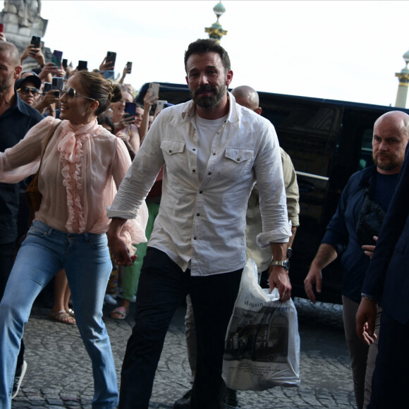 Ben Affleck et sa femme Jennifer Affleck (Lopez), accompagnés de leurs enfants respectifs Seraphina et Emme, rentrent à l'hôtel de Crillon après un passage à la parfumerie "Sephora" sur les Champs-Elysées à Paris, le 25 juillet 2022. En quittant le van, les demi-soeurs très complices, Seraphina et Emme semblent faire la course jusqu'à l'entrée du palace. Ben Affleck et sa femme J.Lopez passent leur voyage de noces à Paris, avec leurs enfants respectifs Seraphina, Violet, Maximilian et Emme.  Ben Affleck and his wife Jennifer Lopez, accompanied by their respective children Seraphina and Emme, return to the Hôtel de Crillon after a visit to the "Sephora" perfumery on the Champs-Elysées in Paris, July 25, 2022. Leaving the van , the very complicit stepsisters, Seraphina and Emme seemed to race to the entrance of the palace. Ben Affleck and his wife J.Lopez are spending their honeymoon in Paris, with their respective children Seraphina, Violet, Maximilian and Emme. JULY 25TH, 2022. 
