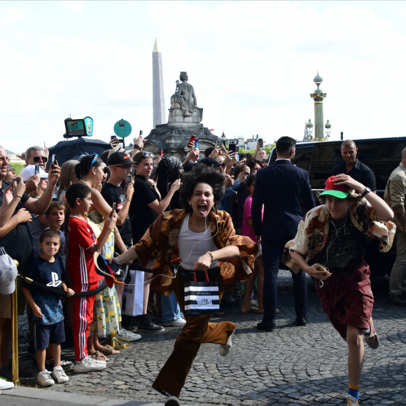 Ben Affleck et sa femme Jennifer Affleck (Lopez), accompagnés de leurs enfants respectifs Seraphina et Emme, rentrent à l'hôtel de Crillon après un passage à la parfumerie "Sephora" sur les Champs-Elysées à Paris, le 25 juillet 2022. En quittant le van, les demi-soeurs très complices, Seraphina et Emme semblent faire la course jusqu'à l'entrée du palace. Ben Affleck et sa femme J.Lopez passent leur voyage de noces à Paris, avec leurs enfants respectifs Seraphina, Violet, Maximilian et Emme.  Ben Affleck and his wife Jennifer Lopez, accompanied by their respective children Seraphina and Emme, return to the Hôtel de Crillon after a visit to the "Sephora" perfumery on the Champs-Elysées in Paris, July 25, 2022. Leaving the van , the very complicit stepsisters, Seraphina and Emme seemed to race to the entrance of the palace. Ben Affleck and his wife J.Lopez are spending their honeymoon in Paris, with their respective children Seraphina, Violet, Maximilian and Emme. JULY 25TH, 2022. 