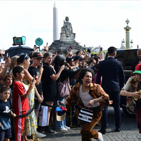 Ben Affleck et sa femme Jennifer Affleck (Lopez), accompagnés de leurs enfants respectifs Seraphina et Emme, rentrent à l'hôtel de Crillon après un passage à la parfumerie "Sephora" sur les Champs-Elysées à Paris, le 25 juillet 2022. En quittant le van, les demi-soeurs très complices, Seraphina et Emme semblent faire la course jusqu'à l'entrée du palace. Ben Affleck et sa femme J.Lopez passent leur voyage de noces à Paris, avec leurs enfants respectifs Seraphina, Violet, Maximilian et Emme.  Ben Affleck and his wife Jennifer Lopez, accompanied by their respective children Seraphina and Emme, return to the Hôtel de Crillon after a visit to the "Sephora" perfumery on the Champs-Elysées in Paris, July 25, 2022. Leaving the van , the very complicit stepsisters, Seraphina and Emme seemed to race to the entrance of the palace. Ben Affleck and his wife J.Lopez are spending their honeymoon in Paris, with their respective children Seraphina, Violet, Maximilian and Emme. JULY 25TH, 2022. 