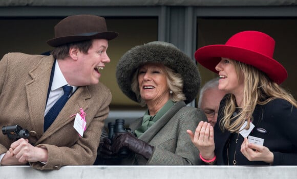 Camilla Parker Bowles, duchesse de Cornouailles, et ses enfants Tom Parker Bowles et Laura Lopes - Deuxième jour des courses hippiques au festival de Cheltenham. Le 11 mars 2015 