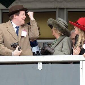 Camilla Parker-Bowles, duchesse de Cornouailles et ses enfants, son fils Tom Parker Bowles et sa fille Laura Lopes regarde la victoire de du cheval Windsor Park lors de la première course lors d'une course pendant la journée des femmes du Festival de Cheltenham à l'Hippodrome de Cheltenham, le 11 mars 2015. 