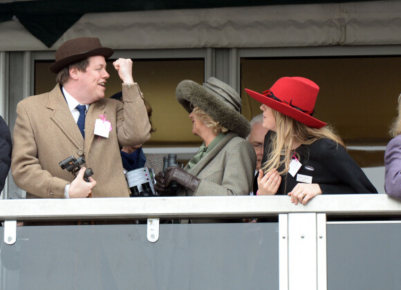 Camilla Parker-Bowles, duchesse de Cornouailles et ses enfants, son fils Tom Parker Bowles et sa fille Laura Lopes regarde la victoire de du cheval Windsor Park lors de la première course lors d'une course pendant la journée des femmes du Festival de Cheltenham à l'Hippodrome de Cheltenham, le 11 mars 2015. 