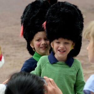 Gus Lopes et son frère Louis Lopes - Les petits-enfants de Camilla Parker Bowles, duchesse de Cornouailles, à la Clarence House pour le "Trooping of The Colour" à Londres. Le 14 juin 2014 