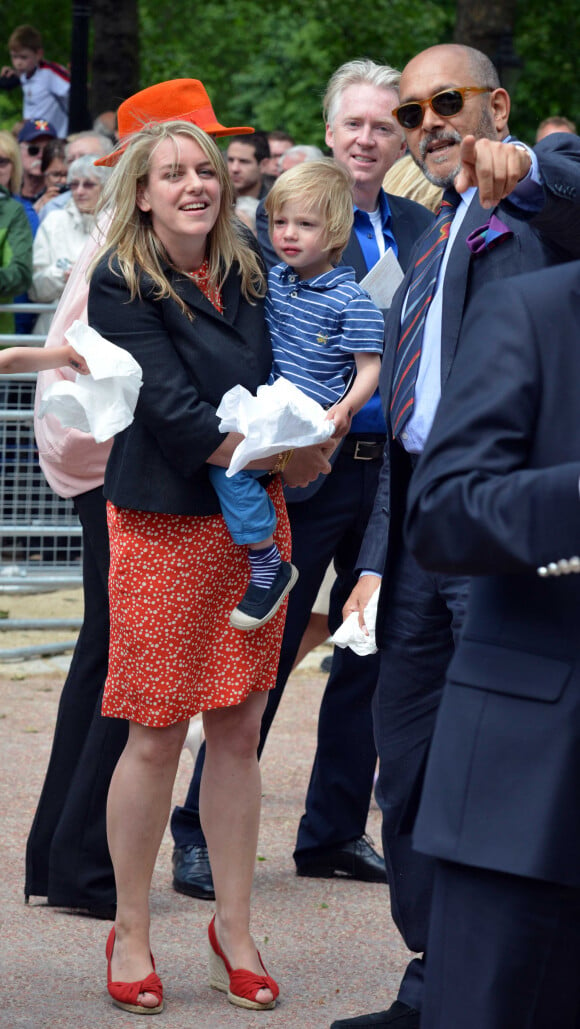 Laura Lopes avec son fils et Bruce Oldfield a la parade "Trooping the Colour" a Londres, le 15 juin 2013 
