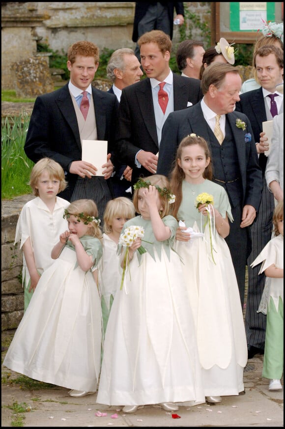 Le Prince Harry et le Prince William - Mariage de Laura Parker-Bowles et Harry Lopes à la St. Cyriac's Church, Lacock, Wiltshire.