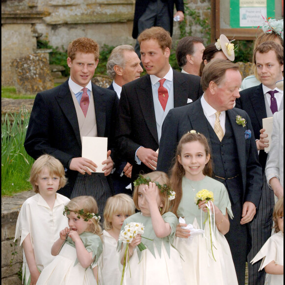 Le Prince Harry et le Prince William - Mariage de Laura Parker-Bowles et Harry Lopes à la St. Cyriac's Church, Lacock, Wiltshire.