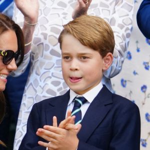 Le prince William, duc de Cambridge, et Catherine (Kate) Middleton, duchesse de Cambridge, avec le prince George de Cambridge dans les tribunes de la finale du tournoi de Wimbledon, le 10 juillet 2022. 