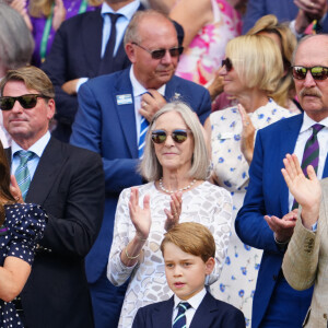 Le prince William, duc de Cambridge, et Catherine (Kate) Middleton, duchesse de Cambridge, avec le prince George de Cambridge dans les tribunes de la finale du tournoi de Wimbledon, le 10 juillet 2022. 