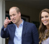 Le prince William, duc de Cambridge, et Catherine (Kate) Middleton, duchesse de Cambridge, lors d'une visite à l'organisme de bienfaisance pour le logement "Jimmy's" à Cambridge. L'association apporte un soutien crucial aux personnes sans abri. 