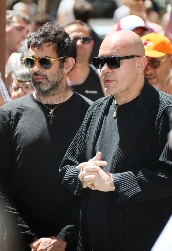 Julien Auger (fils de Dani) et Emmanuel Auger (beau-fils de Dani) - Obsèques de Dani en la cathédrale Saint Jean-Baptiste de Perpignan, le 26 juillet 2022.