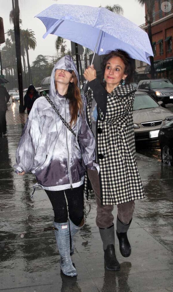 Rachel Bilson dans les rues de Los Angeles, sous la pluie