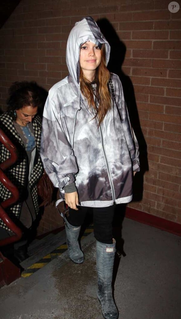 Rachel Bilson dans les rues de Los Angeles, sous la pluie