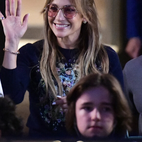 Semi-exclusif - Ben Affleck et sa femme Jennifer Affleck (Lopez) et leurs enfants respectifs Seraphina, Maximilian et Emme quittent l'hôtel Crillon à Paris le 26 juillet 2022.