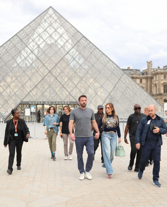 Ben Affleck et sa femme Jennifer Affleck (Lopez) quittent le musée du Louvre en famille pendant leur lune de miel à Paris, le 26 juillet 2022. Ben Affleck et sa femme Jennifer Affleck (Lopez) passent leur voyage de noces avec leurs enfants respectifs Seraphina, Violet, Maximilian et Emme.