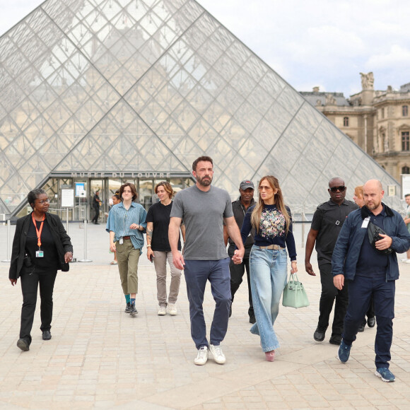 Ben Affleck et sa femme Jennifer Affleck (Lopez) quittent le musée du Louvre en famille pendant leur lune de miel à Paris, le 26 juillet 2022. Ben Affleck et sa femme Jennifer Affleck (Lopez) passent leur voyage de noces avec leurs enfants respectifs Seraphina, Violet, Maximilian et Emme.