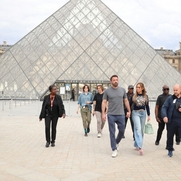 Ben Affleck et sa femme Jennifer Affleck (Lopez) quittent le musée du Louvre en famille pendant leur lune de miel à Paris, le 26 juillet 2022. Ben Affleck et sa femme Jennifer Affleck (Lopez) passent leur voyage de noces avec leurs enfants respectifs Seraphina, Violet, Maximilian et Emme.