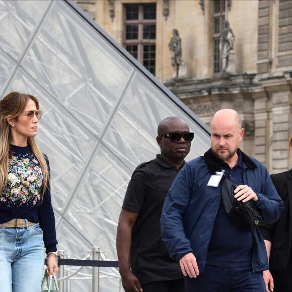 Ben Affleck et sa femme Jennifer Affleck (Lopez) quittent le musée du Louvre en famille pendant leur lune de miel à Paris, le 26 juillet 2022. Ben Affleck et sa femme Jennifer Affleck (Lopez) passent leur voyage de noces avec leurs enfants respectifs Seraphina, Violet, Maximilian et Emme.