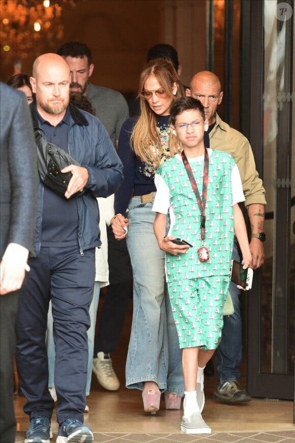Ben Affleck et sa femme Jennifer Affleck (Lopez) poursuivent leur lune de miel à Paris avec leurs enfants respectifs Seraphina, Maximilian et Emme, le 26 juillet 2022. En quittant l'hôtel de Crillon, ils sont allés au Café Marly, face à la cour du Louvre.
