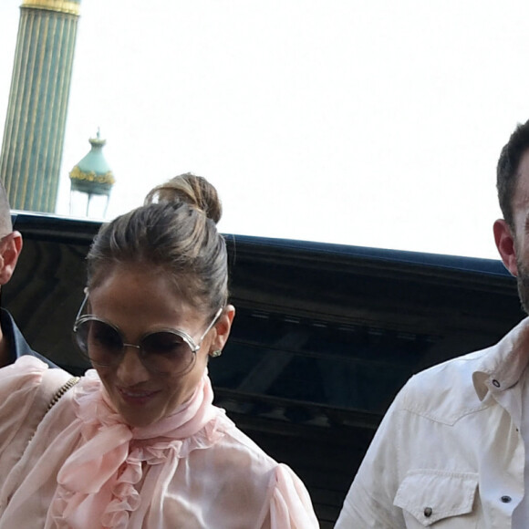 Ben Affleck et sa femme Jennifer Affleck (Lopez), accompagnés de leurs enfants respectifs Seraphina et Emme, rentrent à l'hôtel de Crillon après un passage à la parfumerie "Sephora" sur les Champs-Elysées à Paris, le 25 juillet 2022. En quittant le van, les demi-soeurs très complices, Seraphina et Emme semblent faire la course jusqu'à l'entrée du palace. Ben Affleck et sa femme J.Lopez passent leur voyage de noces à Paris, avec leurs enfants respectifs Seraphina, Violet, Maximilian et Emme.