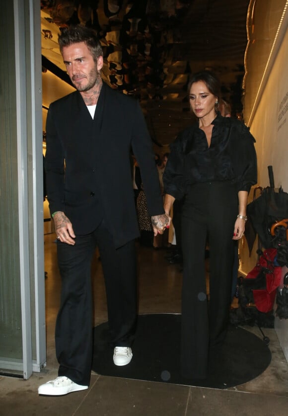 David Beckham et sa femme Victoria Beckham quittent la fête du 275ème anniversaire de Sotheby's à Londres, Royaume Uni, le 30 septembre 2019. 