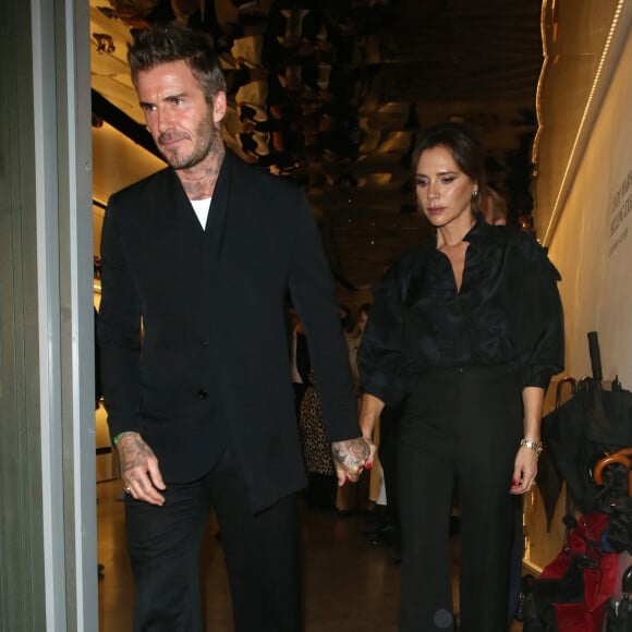 David Beckham et sa femme Victoria Beckham quittent la fête du 275ème anniversaire de Sotheby's à Londres, Royaume Uni, le 30 septembre 2019. 