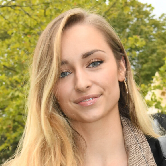 Semi-exclusif - Emma Smet - People au Qatar Prix de l'Arc de Triomphe sur l'hippodrome de Longchamp à Paris. © Coadic Guirac.Bestimage