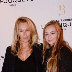 Estelle Lefébure et sa fille Emma Smet - Soirée d'inauguration de l'Hôtel Fouquet's Barrière à Paris le 14 septembre 2017. Embellis, l'Hôtel Fouquet's Barrière Paris et sa célèbre brasserie reviennent sur le devant de la scène et illumineront Paris. Après plusieurs mois de travaux, l'établissement, plus parisien que jamais, a réouvert ses portes. © Rachid Bellak/Bestimage