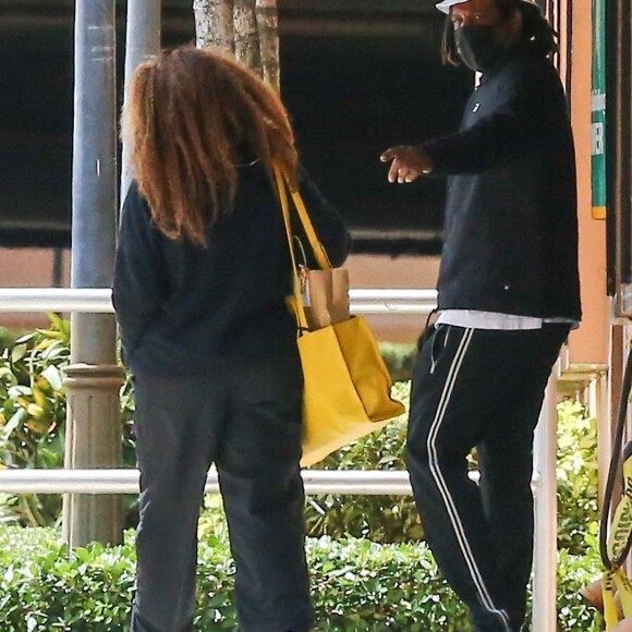 Beyonce et Jay-Z visitent l'hôpital Baptist à Miami, après une escapade romantique sans leurs enfants au large de la Floride. Arrivés en hydravion, le couple a ensuite visité une maison avec un ami avant de retourner à l'hôpital et de s'envoler pour les Bahamas. Jay-Z portait un tee-shirt à l'effigie de Martin Luther King photographié dans une piscine. Le 3 mai 2022. 