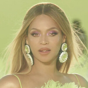 Beyonce, accompagnée de sa fille Blue Ivy, rend hommage aux soeurs Williams en interprétant "Be Alive" en ouverture de la 94 ème cérémonie des Oscar, le 27 mars 2022. Sur le court de tennis de Compton, où s'entraînaient les deux championnes étant jeunes, Beyonce a interprété un extrait de la bande originale du film "La méthode Williams", nommée dans la catégorie "meilleure musique de film". 