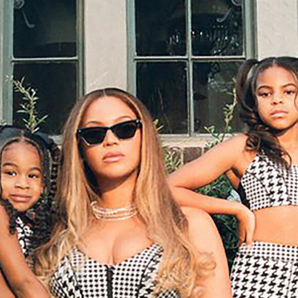 La dernière publicité de Beyonce pour Ivy Park x Adidas avec ses filles Blue Ivy et Rumi Carter. James Harden, Ava Phillippe, Natalia Bryant, Jalen Green et Deacon Phillippe figurent également dans la campagne. 