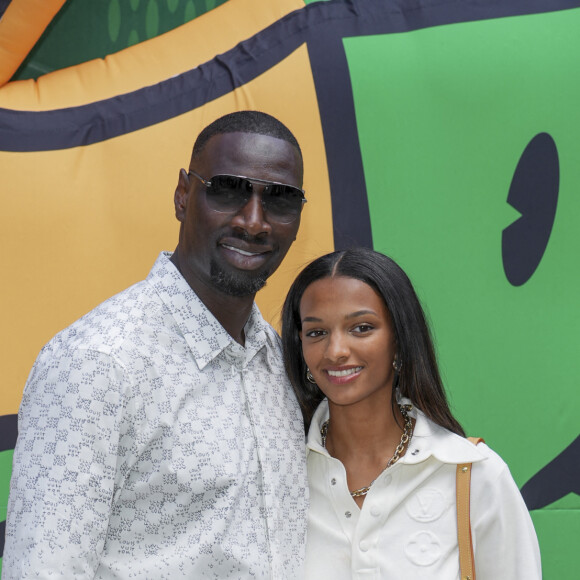 Omar Sy et sa fille Selly lors du défilé de mode Homme printemps-été 2023 Louis Vuitton dans la cour Carrée du Louvre à Paris, France, le 23 juin 2022. © Olivier Borde / Bestimage 