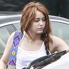 Miley Cyrus se rend en studio d'enregistrement en jogging-baskets... et en compagnie de Mate, son chiot de 2 mois et demi.