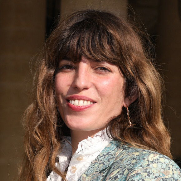 Lou Doillon - Soirée de remise des prix de "Andam Fashion Awards 2021" dans les jardins du Palais Royal à Paris. © Denis Guignebourg / Bestimage 