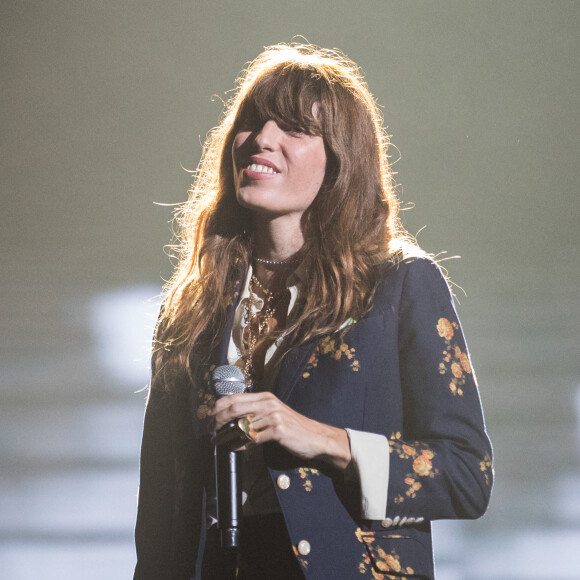 Exclusif - Lou Doillon - Enregistrement de la 2ème partie de soirée de l'émission "La Chanson secrète 6" à la Scène musicale à Paris, qui sera diffusée le 12 décembre sur TF1. Le 8 septembre 2020 Après le succès des précédentes éditions, " LA CHANSON SECRETE ", présentée par N.ALIAGAS et produite par DMLS TV, revient sur TF1. 8 artistes ne savent rien de ce qui va se passer pour eux ! Ils ont accepté de jouer le jeu, de se laisser totalement surprendre, émouvoir, parfois même déstabiliser car ils vont découvrir en même temps que les téléspectateurs une surprise : une chanson qui leur est chère revisitée et réinterprétée par un artiste. Des mises en scène spectaculaires au service de l'émotion... Et des émotions fortes pour l'artiste assis dans le fauteuil grâce à la venue sur le plateau de proches et d'invités inattendus. Les téléspectateurs seront aux premières loges pour vivre ces moments d'intimité musicale rare. © Gaffiot-Moreau / Bestimage 
