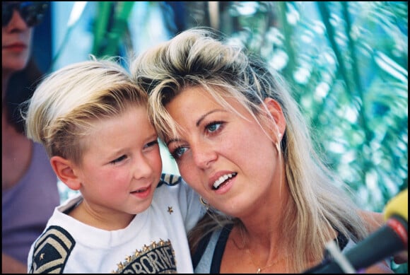 Jordy et sa mère à Saint-Tropez en 1994. 
