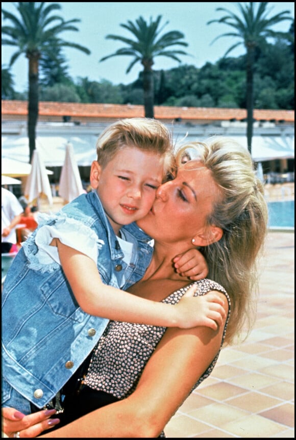 Jordy et sa mère en 1994. 