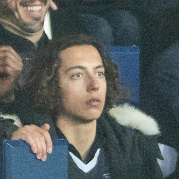 Julien Courbet et son fils Gabin dans les tribunes lors du match de championnat de Ligue 1 Conforama opposant le Paris Saint-Germain (PSG) aux Girondins de Bordeaux au Parc des Princes à Paris, France, le 23 février 2020. Le PSG a gagné 4-3. © Cyril Moreau/Bestimage