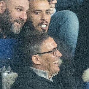 Julien Courbet et son fils Gabin dans les tribunes lors du match de championnat de Ligue 1 Conforama opposant le Paris Saint-Germain (PSG) aux Girondins de Bordeaux au Parc des Princes à Paris, France, le 23 février 2020. Le PSG a gagné 4-3. © Cyril Moreau/Bestimage