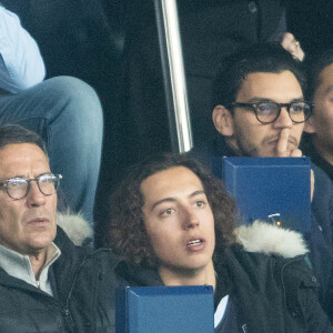 Julien Courbet et son fils Gabin dans les tribunes lors du match de championnat de Ligue 1 Conforama opposant le Paris Saint-Germain (PSG) aux Girondins de Bordeaux au Parc des Princes à Paris, France, le 23 février 2020. Le PSG a gagné 4-3. © Cyril Moreau/Bestimage