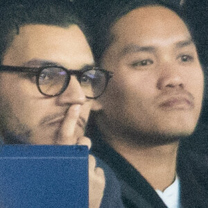 Julien Courbet et son fils Gabin dans les tribunes lors du match de championnat de Ligue 1 Conforama opposant le Paris Saint-Germain (PSG) aux Girondins de Bordeaux au Parc des Princes à Paris, France, le 23 février 2020. Le PSG a gagné 4-3. © Cyril Moreau/Bestimage