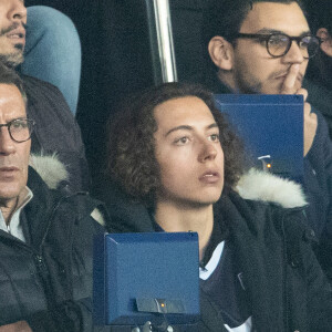 Julien Courbet et son fils Gabin dans les tribunes lors du match de championnat de Ligue 1 Conforama opposant le Paris Saint-Germain (PSG) aux Girondins de Bordeaux au Parc des Princes à Paris, France, le 23 février 2020. Le PSG a gagné 4-3. © Cyril Moreau/Bestimage