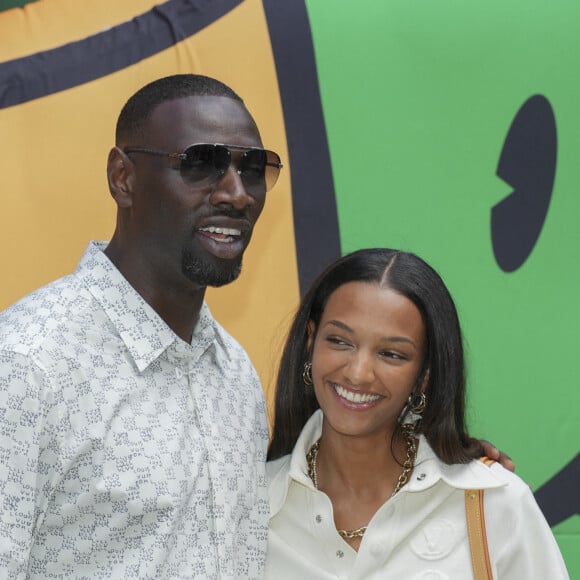 Omar Sy et sa fille Selly Sy - Photocall du défilé de mode Hommes "Louis Vuitton" Prêt-à-porter Printemps-Été 2023 au Musée du Louvre à Paris. Le 23 juin 2022 © Olivier Borde / Bestimage 