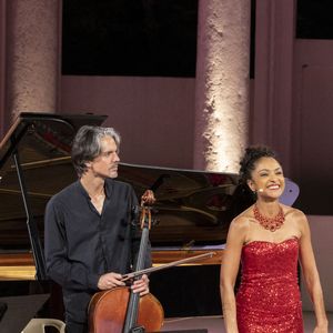 Antoine Pierlot, Arnaud Thorette, Johan Farjot, Magali Leger, Vincent Le Quang - Magali Léger rend hommage à Joséphine Baker dans le spectacle "Paris mon amour" lors des "Nuits Classiques" du Festival de Ramatuelle, le 28 juillet 2022. 