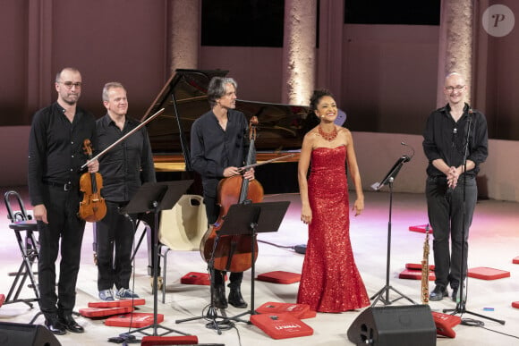 Antoine Pierlot, Arnaud Thorette, Johan Farjot, Magali Leger, Vincent Le Quang - Magali Léger rend hommage à Joséphine Baker dans le spectacle "Paris mon amour" lors des "Nuits Classiques" du Festival de Ramatuelle, le 28 juillet 2022. 